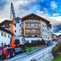 Lkw-Kran vor einem Hotel