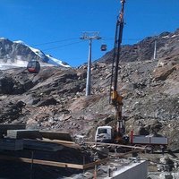 Lkw-Kran bei der Arbeit im Gebirge