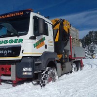 Lkw mit Schneeketten im Winter